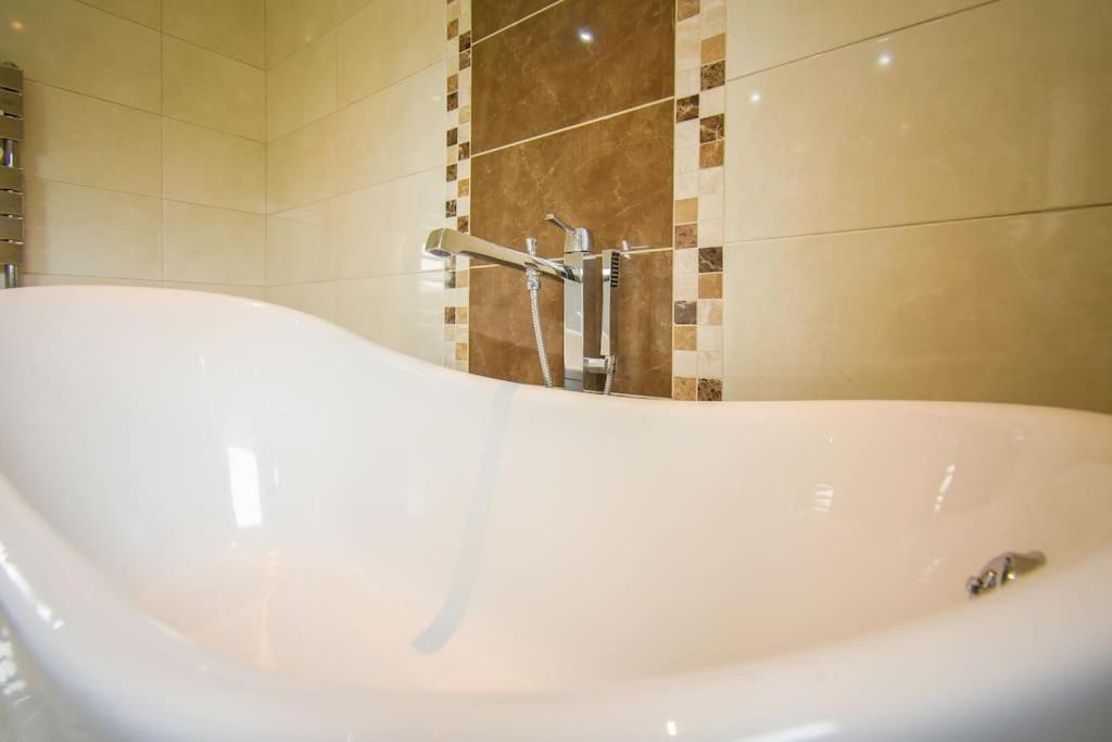 Luxurious & Tranquil Riverside Getaway Great Harwood Екстериор снимка